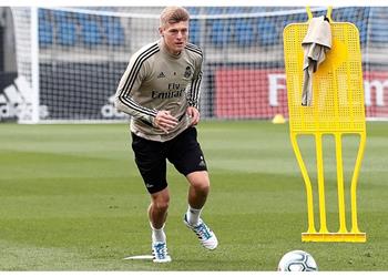 توني كروس أخشى على اللاعبين المثليين جنسي ا من إهانات الجماهير