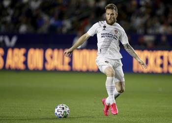 فسخ عقد لاعب جالاكسي بسبب عنصرية زوجته ضد جورج فلويد