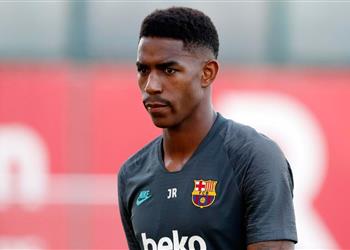 برشلونة يفاضل بين خمس لاعبين لخلافة فيربو على رأسهم ظهير دورتموند