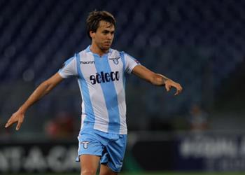 مدافع لاتسيو يفتح الباب أمام العودة إلى برشلونة