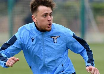 مدافع لاتسيو تحدي يوفنتوس مثير وبرشلونة المفضل للفوز على نابولي