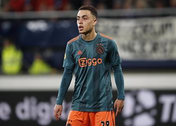 ظهير أياكس يفضل بايرن ميونخ على برشلونة