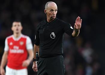 حكام الدوري الإنجليزي يستعدون لفحص كورونا قبل استئناف الموسم