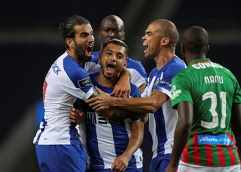 صور جماهير بورتو تتحدى كورونا وتحتفل بالفوز أمام ماريتيمو على سطح الملعب