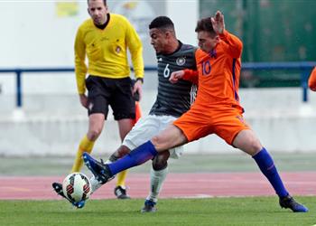 برشلونة ينافس تشيلسي وآرسنال على نجم جديد من الدوري الهولندي