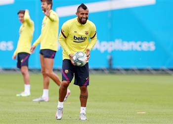 فيدال يوقف قراره تجاه مصيره مع برشلونة من أجل الثنائية