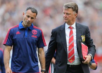 جناح مانشستر يونايتد السابق يهاجم فان جال ويمدح جيجز