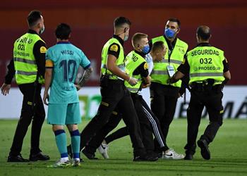 مشجع يقتحم مباراة برشلونة وريال مايوركا في الدوري الإسباني