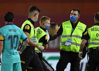 الاتحاد الإسباني يصف اقتحام مشجع لمباراة برشلونة ومايوركا بالعمل الإجرامي