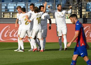 فيديو رغم الإصابات ريال مدريد يلاحق برشلونة بثلاثية في إيبار