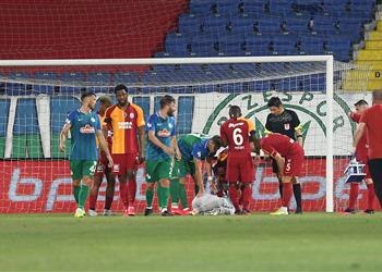 دي خيا يدعم حارس جالطة سراي بعد إصابته الخطيرة في الدوري التركي