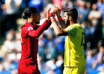 نيفيل دور أليسون بيكر في فوز ليفربول بالدوري الإنجليزي أكبر من فان دايك
