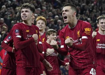 ليفربول يجدد عقد مهاجمه الشاب رسمي ا