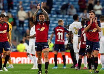 برشلونة ينضم لصراع مانشستر يونايتد وأتلتيكو مدريد على مدافع من الليجا