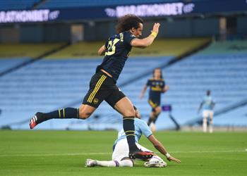نيفيل ساخر ا من ديفيد لويز مانشستر سيتي لعب بشكل جيد منذ دخوله كبديل
