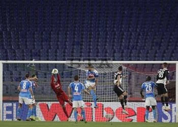 حارس نابولي بعد التتويج بكأس إيطاليا بوفون مازال رقم واحد وسيظل قدوتي