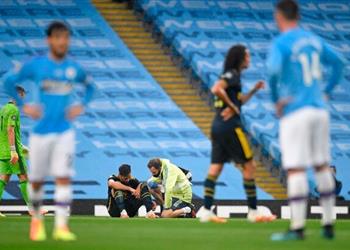 تقارير انتهاء موسم مدافع آرسنال بعد إصابته أمام مانشستر سيتي