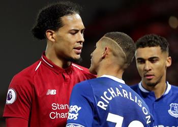 ريتشارليسون يستفز فان دايك قبل مواجهة ليفربول راوغته من قبل وراموس أفضل منه