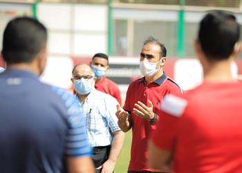 صور عبد الحفيظ يشرح لعمال وموظفي الأهلي الإجراءات الاحترازية قبل عودة التدريبات