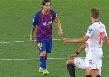 فيديو ميسي يضرب دييجو كارلوس والحكم يتغاضى