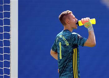 بالفيديو لينو يغادر مباراة آرسنال وبرايتون متأثر ا بالإصابة