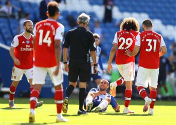 لاعب آرسنال مهدد بالإيقاف بسبب تعديه على مهاجم برايتون