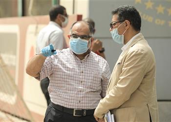 طبيب الأهلي يشرح للاعبين الإجراءات الاحترازية قبل استئناف التدريبات