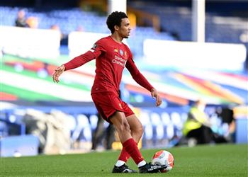 بـ حذائه أرنولد يتضامن مع أصحاب البشرة السمراء في مواجهة ليفربول وإيفرتون