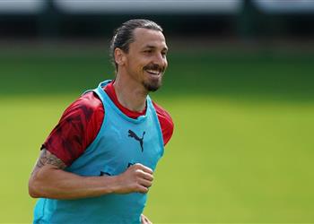 مدرب ميلان يوضح آخر تطورات إصابة إبراهيموفيتش