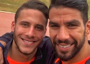 شريف إكرامي ورمضان صبحي يجريان مسحة كورونا في المنزل