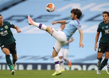 صورة طائرة تحمل لافتة تسخر من حملة دعم السود قبل مباراة مانشستر سيتي وبيرنلي