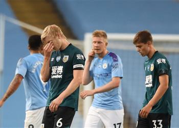 قائد بيرنلي عن لافتة العنصرية ضد السود أشعر بالخجل هؤلاء لا يمثلون نادينا