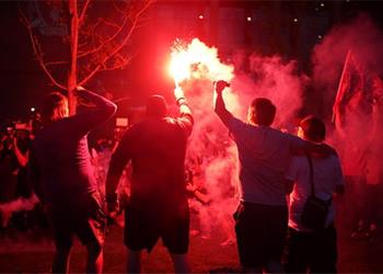 صور وفيديو جماهير ليفربول تتحدى كورونا وتتجمع بالشوارع احتفالا بلقب الدوري الإنجليزي