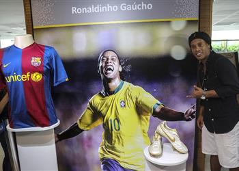 رونالدينيو يدرس التراجع عن الاعتزال واللعب تحت قيادة مارادونا