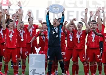 فيديو مانويل نوير يتدرب بدرع الدوري الألماني