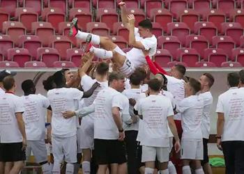 ماريو جوميز يلمح إلى اعتزاله كرة القدم بعد تأهل شتوتجارت للدوري الألماني