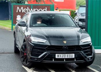 صور محمد صلاح وماني وفيرمينو أصحاب السيارات الأغلى في ليفربول وكلوب الأرخص