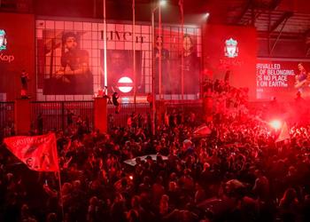 احتفالات جماهير ليفربول تضع مسؤولي الدوري الإنجليزي في مأزق كبير