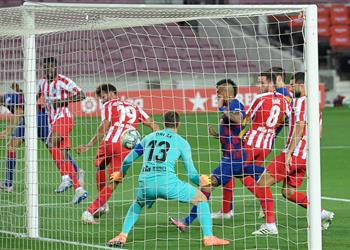 التعثر الثاني توالي ا فيديو برشلونة يقدم هدية جديدة لـ ريال مدريد ويسقط في فخ أتلتيكو بالليجا