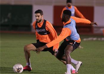 تقارير الأهلي يضع شرط ا للموافقة على استمرار وليد أزارو مع الاتفاق