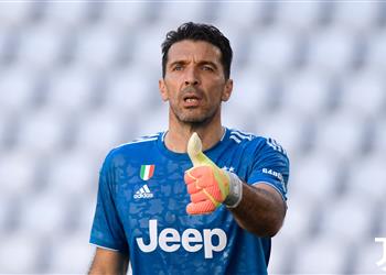 صور قميص خاص من يوفنتوس لتخليد إنجاز بوفون التاريخي