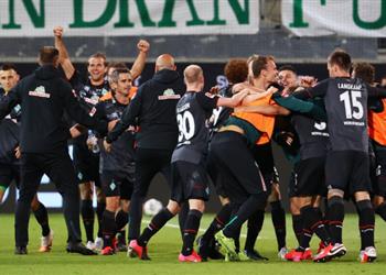 صورة جماهير تقتحم مباراة فيردر بريمن وهايدنهايم بالدوري الألماني والأمن يتدخل