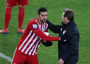 مدرب أولمبياكوس يحسم موقفه النهائي من بقاء أحمد كوكا