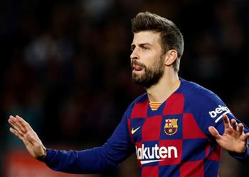 فيديو بيكيه يصل بـ دراجة إلى الكامب نو قبل مواجهة إسبانيول