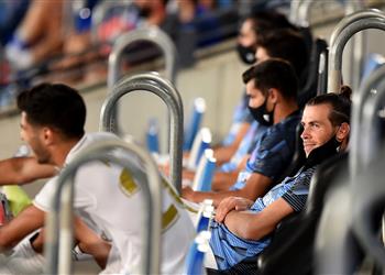 صورة بالكمامة قيلولة خفيفة لـ جاريث بيل على دكة ريال مدريد