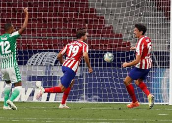 فيديو بعشرة لاعبين أتلتيكو مدريد يتخطى ريال بيتيس بشق الأنفس في الدوري الإسباني