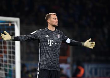 صور مانويل نوير ي ظهر براعته في كرة الماء