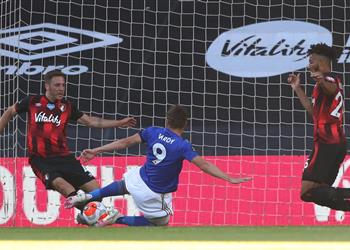 بالفيديو عودة تاريخية بورنموث يمطر شباك ليستر برباعية ويقدم هدية لمانشستر يونايتد