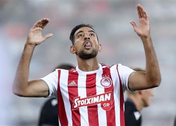 كوكا ينتقد حكم مباراة أولمبياكوس وباوك بعد تغاضيه عن احتساب ركلة جزاء لصالحه