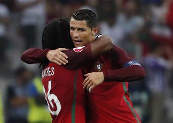 على رأسهم رونالدو ريناتو سانشيز يختار أفضل 5 لاعبين جاورهم